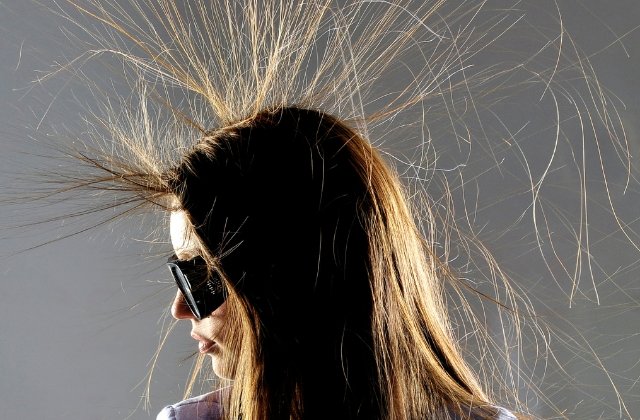 5 astuces pour se débarrasser des cheveux électriques ? - In Haircare