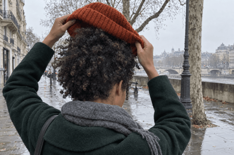 Bonnet cheveux bouclés : comment éviter frisottis et casse ?