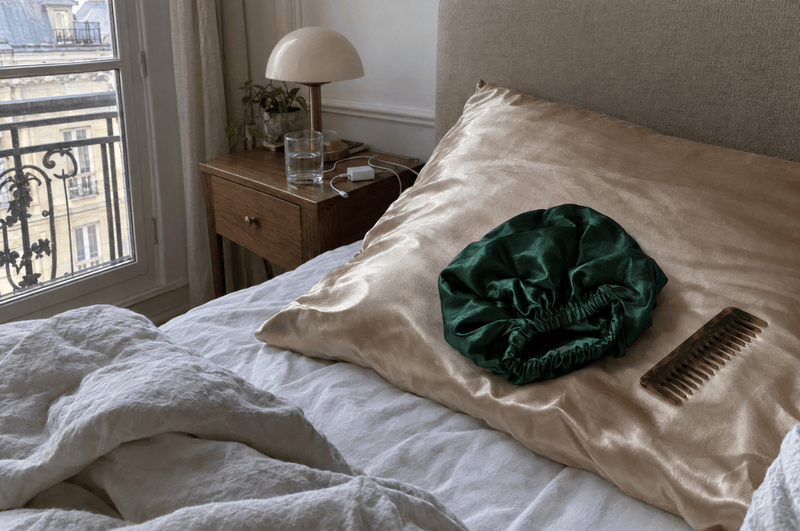 Bonnet satin cheveux : satin ou soie, lequel choisir ?
