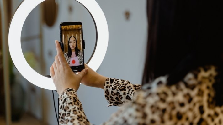 4 comptes TikToK qu'on adore pour prendre soin de ses cheveux - In Haircare