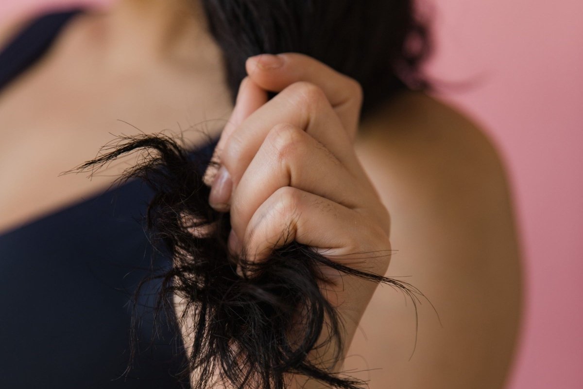 Cheveux cassants : pourquoi et comment limiter la casse ? - In Haircare
