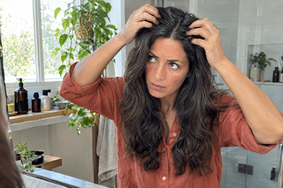 Chute de cheveux femme : pourquoi et que faire ? - In Haircare