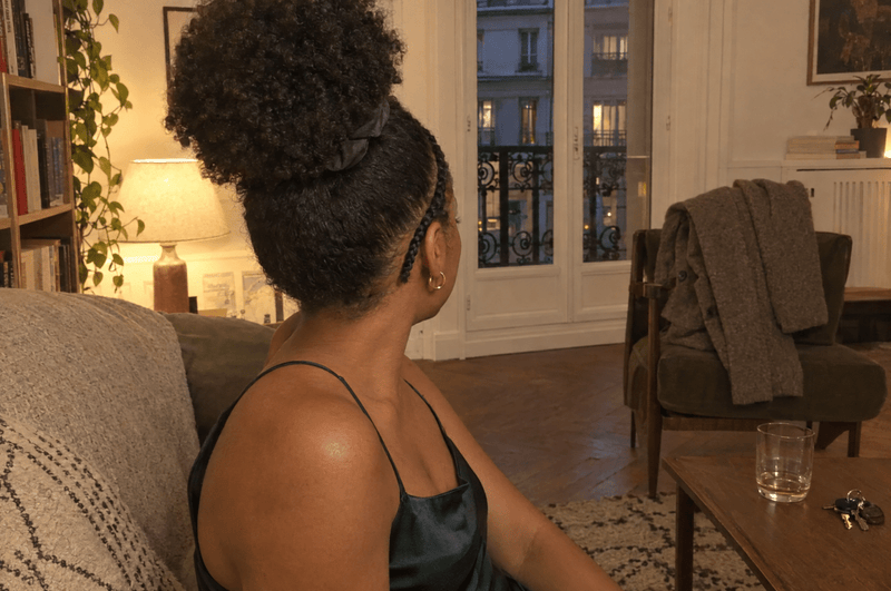 Coiffure de fête cheveux bouclés : laquelle tient vraiment ?