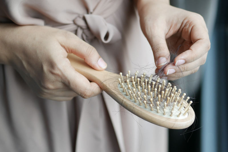 Combien de cheveux perd-on par jour ? Le seuil qui alerte
