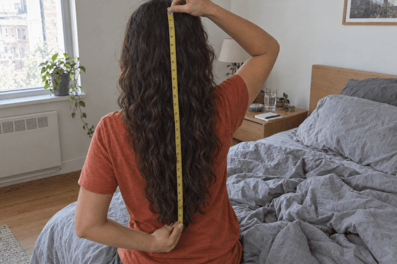 Combien de cm poussent les cheveux par mois ?