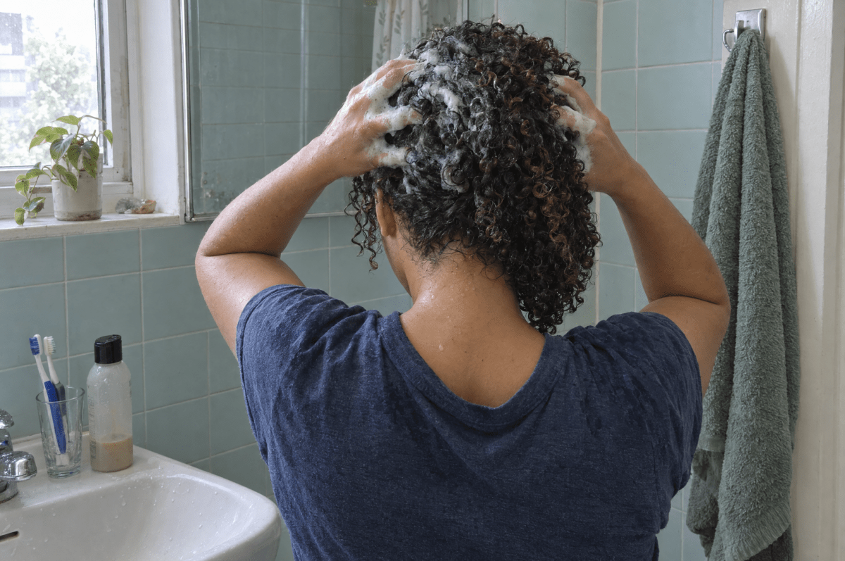Fréquence de lavage des cheveux : tous les combien ? - In Haircare