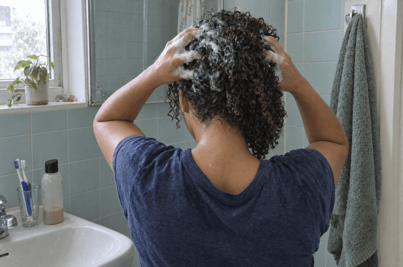 Fréquence de lavage des cheveux : tous les combien ?