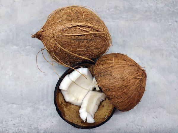 Comment l'huile de coco agit-elle sur nos cheveux ? - In Haircare