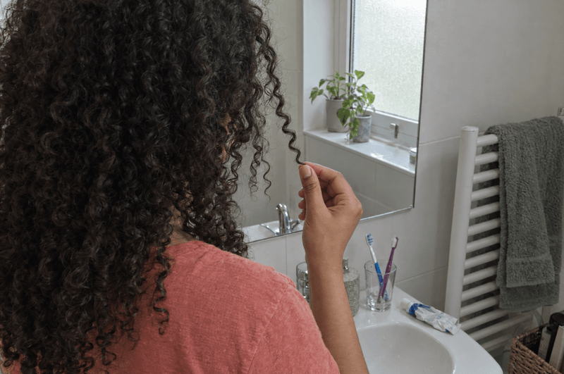 Nœuds de fées : pourquoi vos cheveux se nouent seuls ?