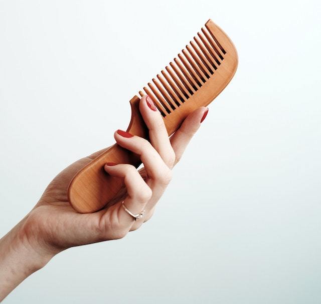 Pourquoi et comment nettoyer ses brosses à cheveux ? - In Haircare