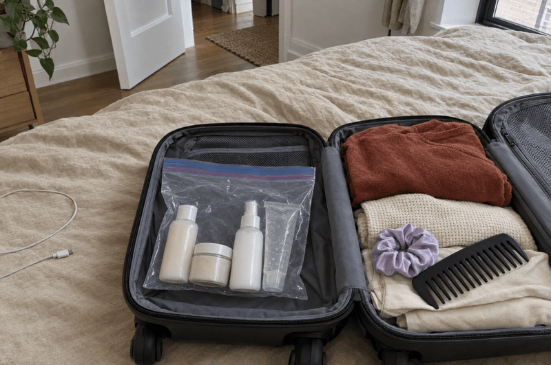 Routine cheveux en voyage : comment tenir avec 4 produits ?