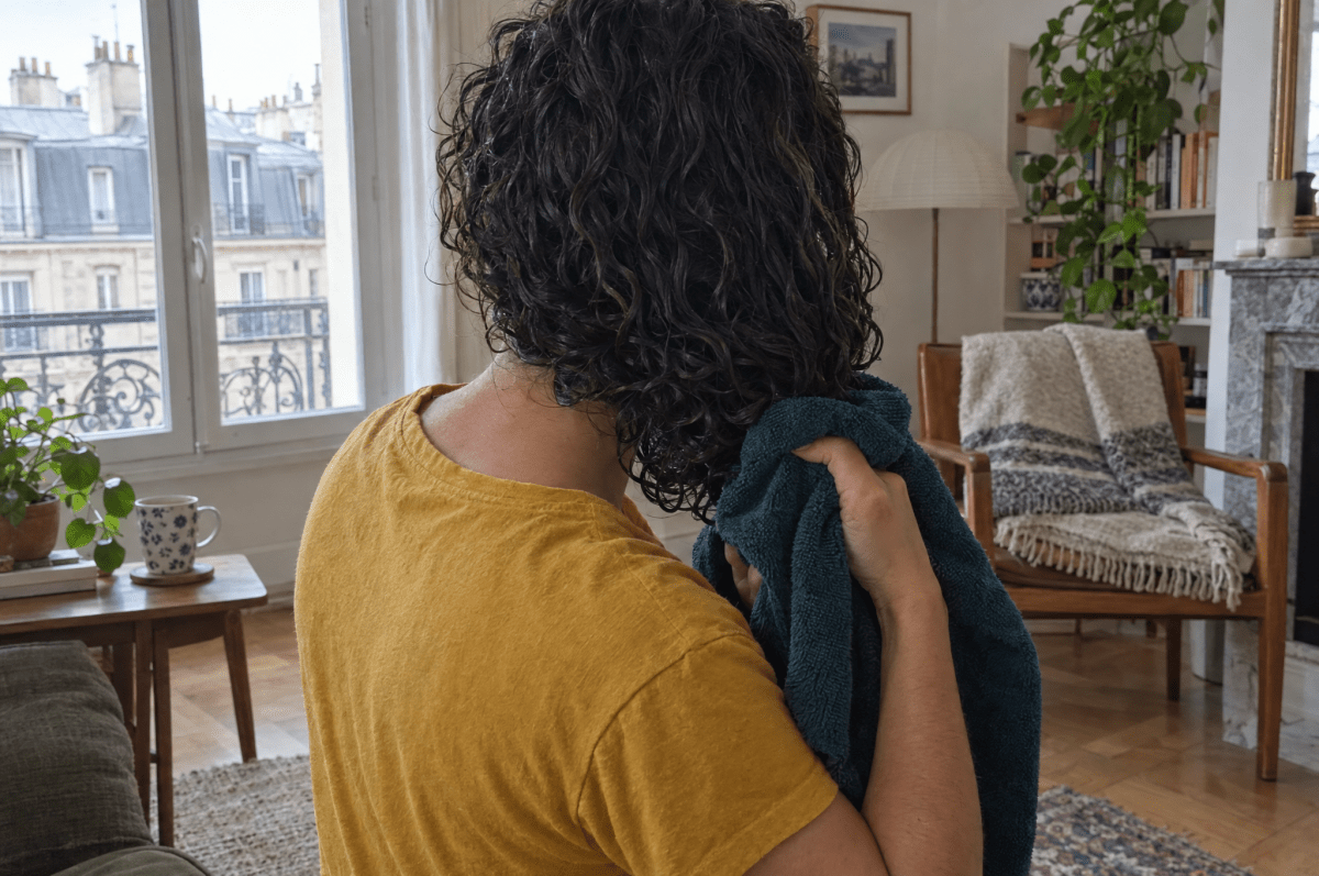 Sécher ses cheveux bouclés : quelle méthode choisir ? - In Haircare